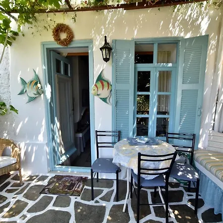 Traditional House By The Sea 別荘 Mandrákion