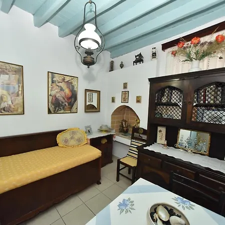 Traditional House By The Sea * Mandrákion