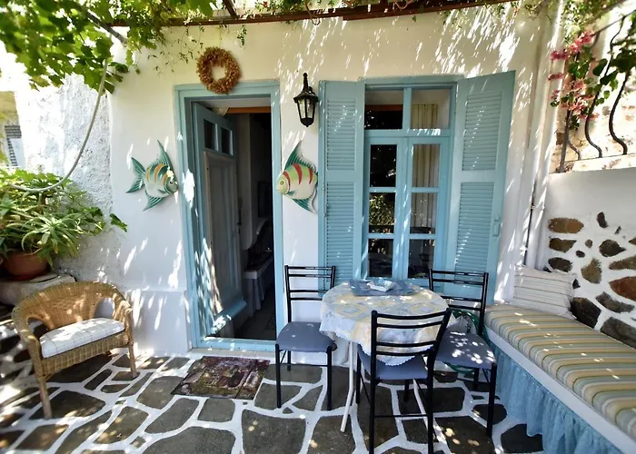 Traditional House By The Sea بيت للعطل Mandrákion