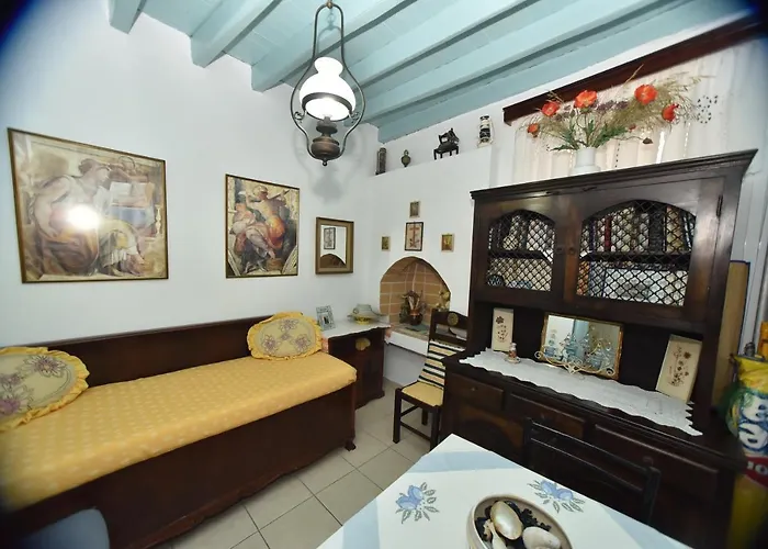 Traditional House By The Sea * Mandrákion